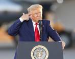 El exasesor de Seguridad del gobierno de Donald Trump, John Bolton, afirmó en su libro que la cercanía personal del mandatario con Vladimir Putin es “un peligro” para Estados Unidos. FOTO EFE