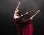 La bailarina Laura Calderón, de Andrea Wolff Ballet, durante el lanzamiento de DanzaMed 2020, que se realiza virtual hasta el domingo 6 de diciembre. FOTO mARIA pAULINA pÉREZ