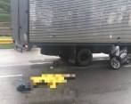 El accidente fue entre un camión y una motocicleta. FOTO CORTESÍA GUARDIANES ANTIOQUIA