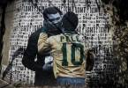 Fotografía de un mural de Pelé y Muhammad Ali del artista Luis Bueno hoy, en Sao Paulo (Brasil). FOTO EFE