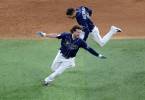 Brett Phillips que no había jugado la postemporada y como emergente este sábado pegó el hit de oro en su primer turno, al cierre del noveno inning, para impulsar las dos carreras que determinaron el triunfo de Rays 8-7 sobre Dodgers. Celebró a rabiar. Foto AFP
