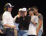 En el Teatro Metropolitano, los muchachos del programa recibieron un reconocimiento por haberle dicho sí al camino de las oportunidades. El alcalde Gutiérrez los acompañó. FOTO edwin bustamante