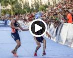 Alistair Brownlee auxilió a su hermano, Jonathan, para que terminara la prueba final del Mundial de triatlón. FOTO AFP AP