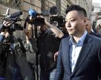 David Han Li, el nuevo presidente del equipo AC Milán, rodeado de periodistas a su llegada a una notaría en Milán (Italia). Se informó de que iba a asistir al traspaso de propiedad del equipo de la compañía Fininvest, de Silvio Berlusconi, a la compañía china Sino-Europe Sports, en una operación que se prevé concluya este viernes. FOTO EFE