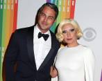 Así se vio a la pareja en la pasada ceremonia del Centro Kennedy en Washington donde Gaga cantó para rendir homenaje a Sting. FOTO AP