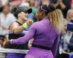 La canadiense Bianca Andreescu (izquierda), saluda a su rival Serena Williams, luego ganarle la final del US Open. Foto Efe.