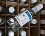 Luego de recibir el aval del Ministerio de Salud y el Invima, la FLA comenzó a producir alcohol antiséptico en su planta de Itagüí, para abastecer a los centros médicos y ciudadanos durante la pandemia del nuevo coronavirus. FOTO: cortesía de la Gobernación de Antioquia.