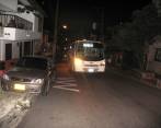 Ocupación del parqueadero de buses alimentadores en una calle del barrio Belén Rincón, occidente de Medellín. Foto Rodrigo Martínez