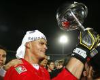 Miguel Calero con la Copa Sudamericana de 2006 FOTO AFP