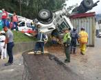 El cuerpo de bomberos del municipio de Caldas, junto con la Policía, atienden el accidente. FOTO: CORTESÍA GUARDIANES ANTIOQUIA