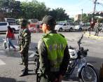 La Policía Metropolitana prestando el acompañamiento a conductores y parqueaderos de la empresa Coonatra FOTO CORTESÍA SECRETARÍA DE MEDELLÍN