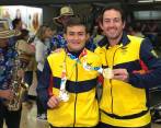 El saltador y el técnico durante su regreso de Juegos Olímpicos de la Juventud. FOTO CORTESÍA LIGA DE NATACIÓN DE ANTIOQUIA