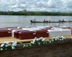 En lanchas llegaron los cofres con los restos de las víctimas. FOTO Cortesía 