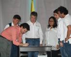 El mandatario participó en la firma del contrato para la adquisición de los predios donde se construirán las 309 viviendas. FOTO EL COLOMBIANO