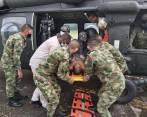 Momento en que el campesino, identificado como Luis Fernando Valoy Cote, es trasladado vía aérea. FOTO CORTESÍA EJÉRCITO