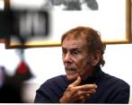 Fotografía del 13 de diciembre de 2019, del artista colombiano David Manzur, quien habla en entrevista con Efe durante su exhibición “El oficio de la pintura”, en el Museo de Arte Moderno de Bogotá (MamBo). FOTO EFE