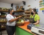 En la tienda Colyflor, cerca a la estación Suramericana del metro, Penca Sábila vende los productos llevados allí directamente del campo, sin intermediarios. FOTO CAMILO SUÁREZ