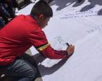 Los ciudadanos han puesto varias pancartas con mensajes alusivos a la paz de Colombia en Bogotá. FOTO Cortesía @marchapatriota