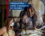 Recuerde que durante la contingencia es recomendable comprar solo los necesario, llevar sus propias cuentas y revisar el riesgo laboral antes de gastar. FOTO Juan Antonio Sánchez