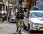 Medidas de seguridad y de control sanitario tomadas en el barrio Santa Cruz de Medellín por incremento de contagios del coronavirus Covid 19. Foto: Juan Antonio Sánchez Ocampo