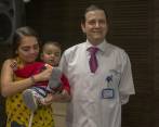 Después de la intervención el 22 de agosto, Andry y su hijo no se han complicado lo que, para el cirujano de hígado, Sergio Hoyos (derecha), el trasplante hasta hoy es un éxito. FOTO Donaldo Zuluaga