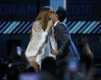 El beso de Marc Anthony y Jennifer López en los Grammy