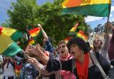 Luego del anuncio de la renuncia de Evo, las calles de La Paz se convirtieron en un carnaval con el estallido de petardos y miles de manifestantes ondeando banderas tricolores bolivianas (rojo, amarillo y verde). FOTO AFP