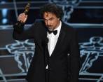 Iñárritu se llevó el galardón de mejor director por Birdman. FOTO AP