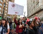 Otro grupo de personas salió a marchar para rechazar los movimientos supremacistas. FOTO REUTERS