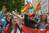 Luego del anuncio de la renuncia de Evo, las calles de La Paz se convirtieron en un carnaval con el estallido de petardos y miles de manifestantes ondeando banderas tricolores bolivianas (rojo, amarillo y verde). FOTO AFP