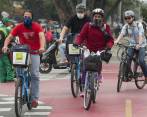Durante los días de alerta naranja por la calidad del aire es recomendable no hacer actividad física fuerte en el exterior y usar mascarilla si se transporta en bicicleta. FOTO Jaime Pérez.