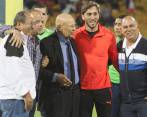El médico Gabriel Ochoa Uribe, acompañado de Humberto Tucho Ortiz, Raúl Giraldo, el técnico Luis Zubeldía y Elkin Congote, antes del saque de honor en el Atanasio. FOTO Manuel saldarriaga 