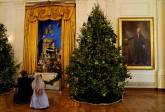 Un portal de Belén como símbolo religioso de la tradición cristiana o la disposición de objetos pertenecientes a antiguos presidentes resaltan en la decoración. FOTO Reuters.