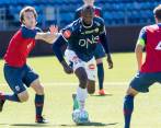 Usain Bolt durante su debut como futbolista en Noruega. FOTO AFP