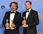Alejandro González Iñárritu posa con Leonardo DiCaprio y los galardones para El Renacido. FOTO AP