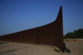 Un descanso en la barrera fronteriza en la frontera Estados Unidos-México, en las afueras de Brownsville, Texas, el 5 de agosto de 2014. Su construcción se inició en 1994 bajo el programa de lucha contra la inmigración ilegal conocido como “Operación Guardián”. FOTO REUTERS