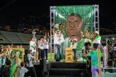 Las lágrimas fueron inevitables para Alexis Henríquez en medio del homenaje que recibió por parte de la afición verdolaga en el Atanasio Girardot. FOTO: Carlos Alberto Velásquez