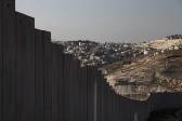 Una sección de las controvertidas barreras construidas por Israel en el campo de refugiados de Shuafat en Cisjordania, en una foto tomada el 31 de octubre de 2014. FOTO REUTERS