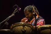 El percusionista Yaroldy Abreu llevó el ritmo de los tambores al lado de las notas del piano de Chucho. FOTO: CARLOS VELÁSQUEZ
