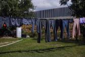 Ropa extendida al sol en el patio trasero de Una casa que linda con la valla construida por Estados Unidos en su frontera con México. Su objetivo: impedir la entrada de inmigrantes. FOTO REUTERS