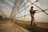 Un soldado indio de la Fuerza de Seguridad Fronteriza (BSF) patrulla cerca de la frontera con Pakistán en Suchetgarh, al suroeste de Jammu, en esta foto de archivo del 14 de enero del 2013. La Barrera de la Cachemira India es una barrera de 550 kilómetros que supone una separación a lo largo de parte de los 740 kilómetros en disputa de la Línea de Control. FOTO REUTERS