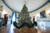 El arbol principal, de casi seis metros de altura, fue recibido sin adornos hace una semana por Melania Trump y Barron, de 11 años, el único hijo que comparte con el presidente. FOTO AFP