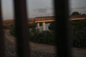 El cruce fronterizo en México, visto a través de la valla construida a lo largo del Río Grande, en Brownsville, Texas, el 5 de agosto de 2014. Tiene varios kilómetros de extensión en la frontera Tijuana–San Diego (California). Otros tramos de muro existen en los estados de Arizona, Sonora, Nuevo México, Baja California, Texas y Chihuahua. FOTO REUTERS