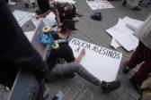 Los manifestantes escribieron pancartas en contra de la Policía Nacional. FOTO CARLOS VELÁSQUEZ