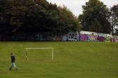 El Muro de la Paz corta su camino a través del Parque Alexandra, en el norte de Belfast. Imagen tomada el 3 de octubre de 2014. Hechos de piedra y metal, con alambres de espinos y cámaras de vigilancia, sirven para segregar a protestantes y católicos. FOTO REUTERS