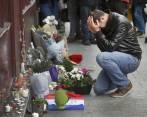 Homenaje frente al restaurante Le Carrion, en París, en honor a las víctimas del atentado en París en 2015. FOTO AFP