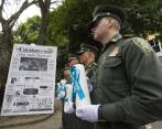 Agentes de la Policía llevaron velones marcados con los nombres de los 13 fallecidos en el atentado. FOTO EDWIN BUSTAMANTE
