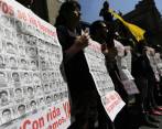 Los manifestantes también protestaron para exigir que aparezcan con vida los 43 estudiantes desaparecidos en Iguala. FOTO REUTERS. 