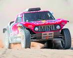 El español Carlos Sainz, quien se impuso ayer en la etapa 3 lidera en autos. Su compatriota Fernando Alonso fue 4° ayer. FOTO EFE