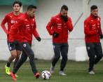 Los chilenos, cuando les insinúan que los árbitros han sido sus aliados para llegar a la final, evitan el tema. Creen en sus capacidades y en el apoyo que les brindará una masiva afición que delira con la posibilidad de ganar la primera Copa América. FOTO AFP
